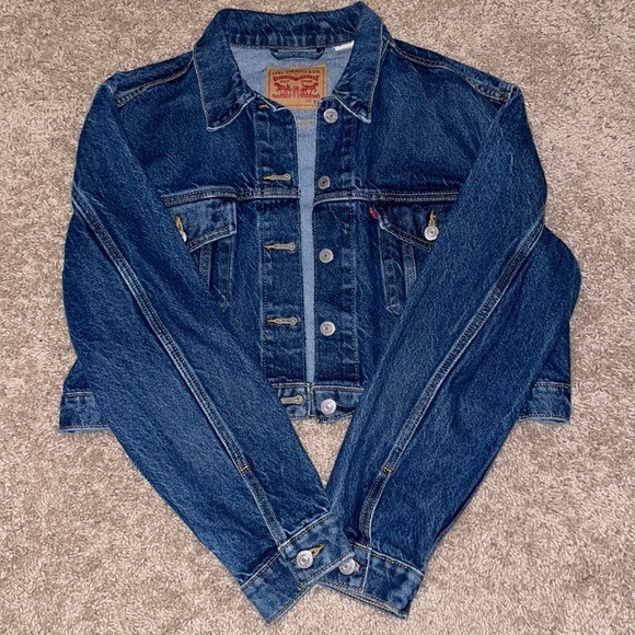Cropped Levi’s jean jacket